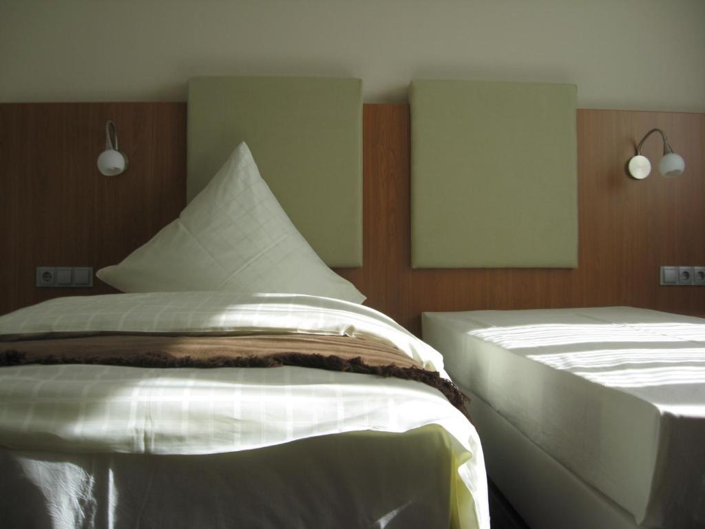 Qualitel Hilpoltstein Hotel Bagian luar foto